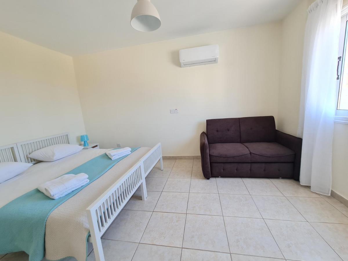 Stunning Views' Apartment With Pool Paphos Exterior photo