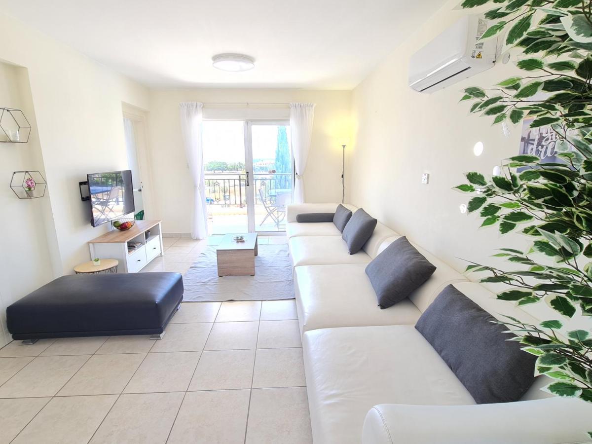 Stunning Views' Apartment With Pool Paphos Exterior photo